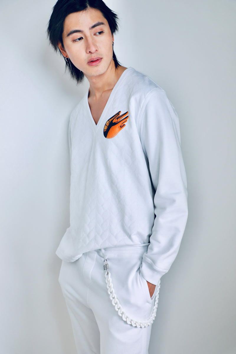 DR02_EMBROIDERED_VNECK_SWEATSHIRT